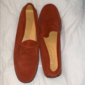 Tod’s suede loafer.